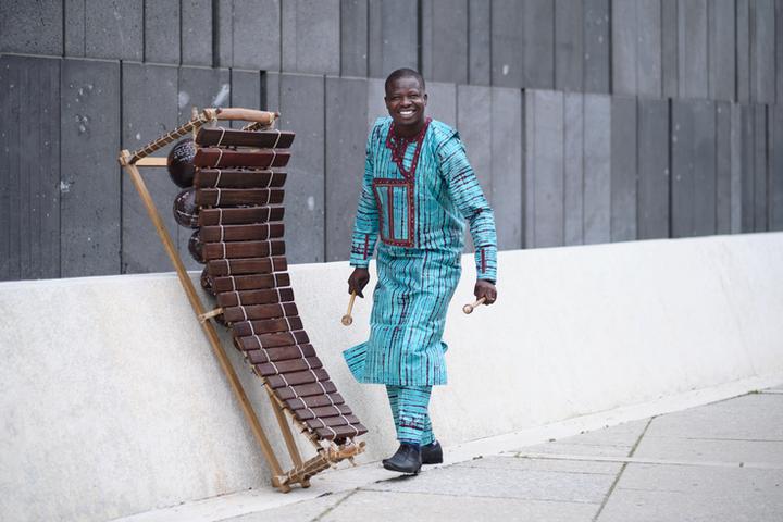 Mamadou Diabate präsentiert Sababu Festival in Wien – Strenge Kammer